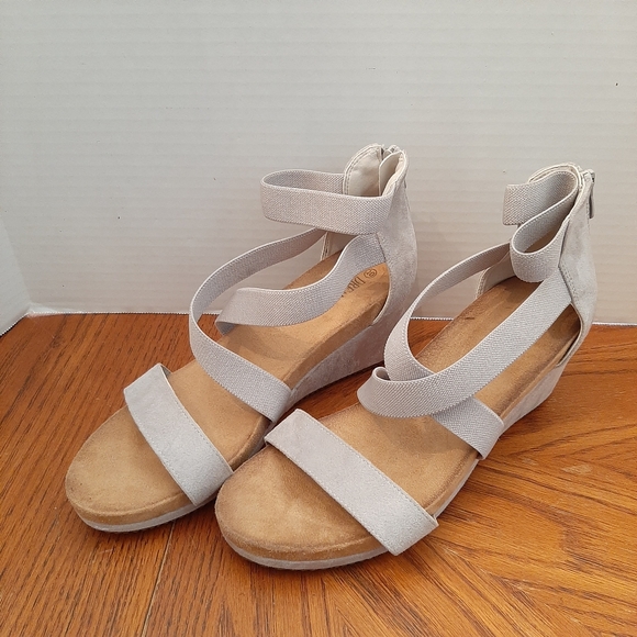 🔥Women's Size 10 Gray Suede Platform Wedge Sandals Zip Back Heels - Picture 1 of 5